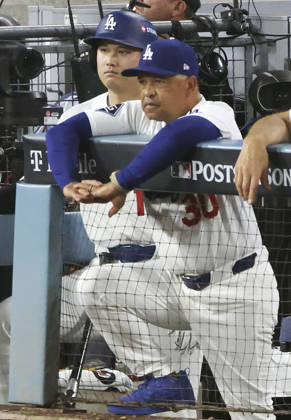 Baseball: Championship Series between Brewers and Dodgers Los Angeles Dodgers manager Dave Roberts (front) and designated hitter Shohei Ohtani look on from the dugout during the ninth inning of Game 4 of the National League Championship Series against the Milwaukee Brewers at Dodger Stadium in Los Angeles on Oct. 15, 2026.  A14AA0005631042P