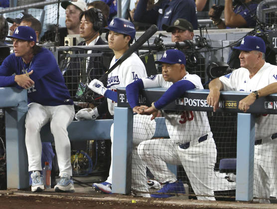 Baseball: Championship Series between Brewers and Dodgers Los Angeles Dodgers manager Dave Roberts (C, R) and designated hitter Shohei Ohtani (C, L) look on from the dugout during the ninth inning of Game 4 of the National League Championship Series against the Milwaukee Brewers at Dodger Stadium in Los Angeles on Oct. 15, 2026.  A14AA0005631043P