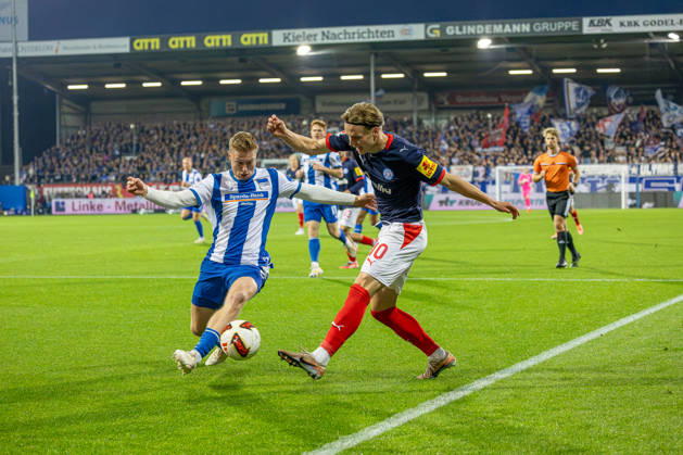 October 16, 2026 Soccer 2. Bundesliga Men s 2026–2027 Season, Matchday 8: Holstein Kiel vs. Hertha BSC (Kiel in dark blue), Berlin in white and blue stripes; Julian Eitschberger (left), Jonas Therkelsen; Kiel Holstein Stadium, Westring 501, Schleswig-Holstein, Germany