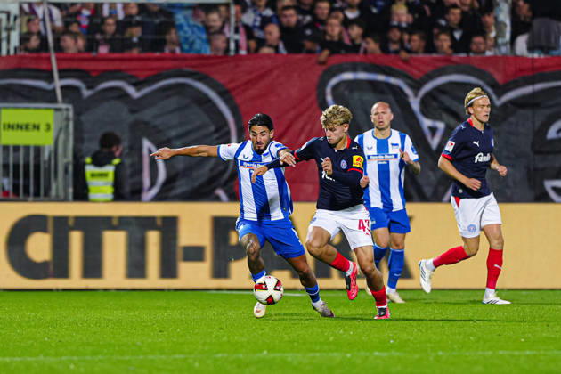 Kevin Sessa, Hertha BSC, 08; Till Wiese, Holstein Kiel, 43 (GER); Holstein Kiel vs. Hertha BSC, Soccer, 2. Bundesliga, Matchday 08, 2026–2027 Season, October 16, 2026 DFL regulations prohibit any use of photographs as image sequences and or quasi-video GER, Holstein Kiel vs. Hertha BSC, Soccer, 2. Bundesliga, Matchday 08, 2026–2027 Season, October 16, 2026, Kiel Copyright: xEibner-Pressefoto MarcelxvonxFehrnx EP_MFN