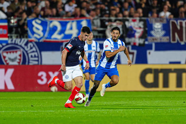 Guillermo Balzi, Holstein Kiel, 08; Kevin Sessa, Hertha BSC, 08 GER; Holstein Kiel vs. Hertha BSC, Soccer, 2. Bundesliga, Matchday 08, 2026–2027 Season, October 16, 2026 DFL regulations prohibit any use of photographs as image sequences and or quasi-video GER, Holstein Kiel vs. Hertha BSC, Soccer, 2. Bundesliga, Matchday 08, 2026–2027 Season, October 16, 2026, Kiel Copyright: xEibner-Pressefoto MarcelxvonxFehrnx EP_MFN