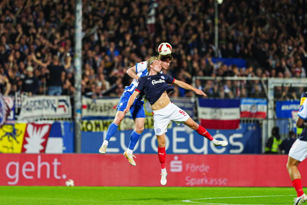 Noah Madsen, Holstein Kiel, 05; Sebastian Grönning, Hertha BSC, 17 GER; Holstein Kiel vs. Hertha BSC, Soccer, 2. Bundesliga, Matchday 08, 2026–2027 Season, October 16, 2026 DFL regulations prohibit any use of photographs as image sequences and or quasi-video GER, Holstein Kiel vs. Hertha BSC, soccer, 2. Bundesliga, Matchday 8, 2026–2027 season, October 16, 2026, Kiel Copyright: xEibner-Pressefoto MarcelxvonxFehrnx EP_MFN