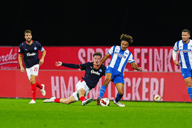 Leon Parduzi, Holstein Kiel, 40; Oluwaseun Adewumi, Hertha BSC, 19 (GER); Holstein Kiel vs. Hertha BSC, Soccer, 2. Bundesliga, Matchday 08, 2026–2027 Season, October 16, 2026 DFL regulations prohibit any use of photographs as image sequences and or quasi-video GER, Holstein Kiel vs. Hertha BSC, Soccer, 2. Bundesliga, Matchday 08, 2026–2027 Season, October 16, 2026, Kiel Copyright: xEibner-Pressefoto MarcelxvonxFehrnx EP_MFN