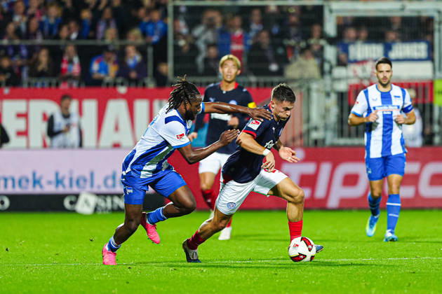 Deyovaisio Zeefuik, Hertha BSC, 42; Adrian Kapralik, Holstein Kiel, 20 (GER); Holstein Kiel vs. Hertha BSC, Soccer, 2. Bundesliga, Matchday 08, 2026–2027 Season, October 16, 2026 DFL regulations prohibit any use of photographs as image sequences and or quasi-video GER, Holstein Kiel vs. Hertha BSC, soccer, 2. Bundesliga, Matchday 08, 2026–2027 season, October 16, 2026, Kiel Copyright: xEibner-Pressefoto MarcelxvonxFehrnx EP_MFN
