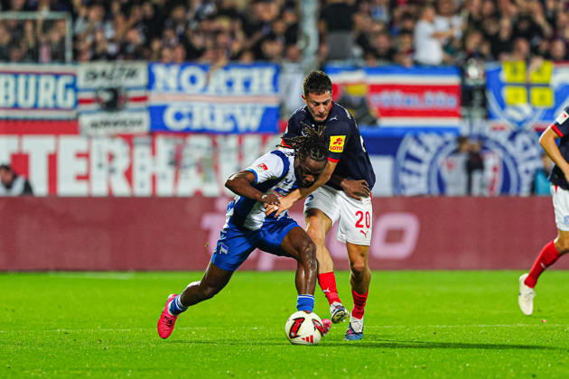 Deyovaisio Zeefuik, Hertha BSC, 42; Adrian Kapralik, Holstein Kiel, 20 (GER); Holstein Kiel vs. Hertha BSC, Soccer, 2. Bundesliga, Matchday 08, 2026–2027 Season, October 16, 2026 DFL regulations prohibit any use of photographs as image sequences and or quasi-video GER, Holstein Kiel vs. Hertha BSC, soccer, 2. Bundesliga, Matchday 08, 2026–2027 season, October 16, 2026, Kiel Copyright: xEibner-Pressefoto MarcelxvonxFehrnx EP_MFN