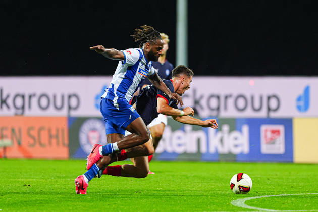 Deyovaisio Zeefuik, Hertha BSC, 42; Adrian Kapralik, Holstein Kiel, 20 (GER); Holstein Kiel vs. Hertha BSC, Soccer, 2. Bundesliga, Matchday 08, 2026–2027 Season, October 16, 2026 DFL regulations prohibit any use of photographs as image sequences and or quasi-video GER, Holstein Kiel vs. Hertha BSC, soccer, 2. Bundesliga, Matchday 08, 2026–2027 season, October 16, 2026, Kiel Copyright: xEibner-Pressefoto MarcelxvonxFehrnx EP_MFN