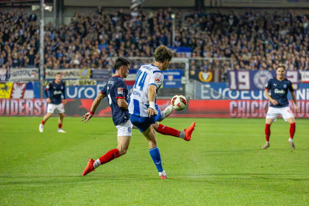 October 16, 2026 Soccer 2. Bundesliga Men s 2026–2027 Season, Matchday 8: Holstein Kiel vs. Hertha BSC (Kiel in dark blue), Berlin in white and blue stripes; Guillermo Balzi (left), Linus Gechter; Holstein Kiel Stadium, Westring 501, Schleswig-Holstein, Germany