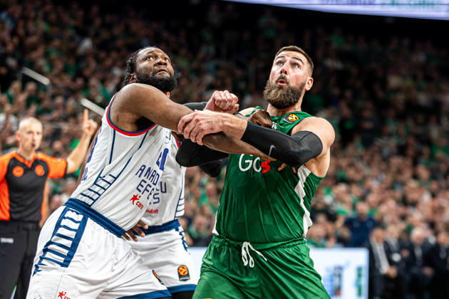 Zalgiris Kaunas vs Anadolu Efes Istanbul - EuroLeague Jonas Valanciunas while CARSEN EDWARDS shoots a free throw during the EuroLeague basketball match between Zalgiris Kaunas and Anadolu Efes Istanbul at Zalgiris Arena in Kaunas, Lithuania. Kaunas Kaunas Lithuania