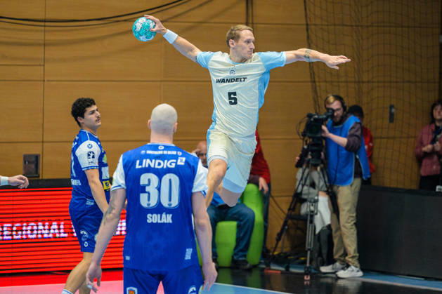 Tilen Kodrin, VfL Gummersbach, 05 from the corner; Dominik Solak, ThSV Eisenach, 30; Gian Attenhofer, ThSV Eisenach, 11 GER, ThSV Eisenach vs. VfL Gummersbach, 1st Opel Handball Bundesliga, Handball, Matchday 9, 2026–2027 season, 8:00 p.m., October 16, 2026, GER, ThSV Eisenach vs. VfL Gummersbach, 1st Opel Handball Bundesliga, Handball, Matchday 9, 2026–2027 season, 8:00 p.m., October 16, 2026, Eisenach Copyright: xMartinxHerbstx