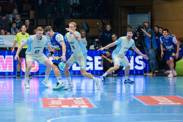 Felix Aellen (ThSV Eisenach), 22, Tilen Kodrin (VfL Gummersbach), 05, Kristjan Horzen (VfL Gummersbach), 27, Alex Dujshebaev (VfL Gummersbach), 10, Gian Attenhofer (ThSV Eisenach), 11 GER, ThSV Eisenach vs. VfL Gummersbach, 1st Opel Handball Bundesliga, Handball, Matchday 9, 2026–2027 season, 8:00 p.m., October 16, 2026 GER, ThSV Eisenach vs. VfL Gummersbach, 1st Opel Handball Bundesliga, Handball, Matchday 9, 2026–2027 season, 8:00 p.m., October 16, 2026, Eisenach Copyright: xMartinxHerbstx