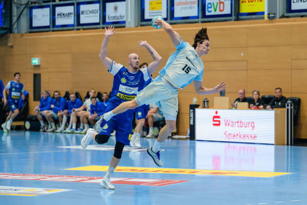 Miro Schluroff, VfL Gummersbach, 15, Dominik Solak, ThSV Eisenach, 30 GER, ThSV Eisenach vs. VfL Gummersbach, 1st Opel Handball Bundesliga, Handball, Matchday 9, 2026–2027 Season, 8:00 p.m., October 16, 2026 GER, ThSV Eisenach vs. VfL Gummersbach, 1st Opel Handball Bundesliga, Handball, Matchday 9, 2026–2027 season, 8:00 p.m., October 16, 2026, Eisenach Copyright: xMartinxHerbstx