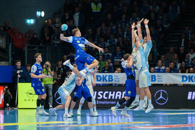 Oskar Joelsson (ThSV Eisenach), 03 vs. the defense of Tilen Kodrin (VfL Gummersbach), 05 GER, ThSV Eisenach vs. VfL Gummersbach, 1 Opel Handball Bundesliga, Handball, Matchday 9, 2026–2027 Season, 8:00 p.m., October 16, 2026 GER, ThSV Eisenach vs. VfL Gummersbach, 1st Opel Handball Bundesliga, Handball, Matchday 9, 2026–2027 season, 8:00 p.m., October 16, 2026, Eisenach Copyright: xMartinxHerbstx