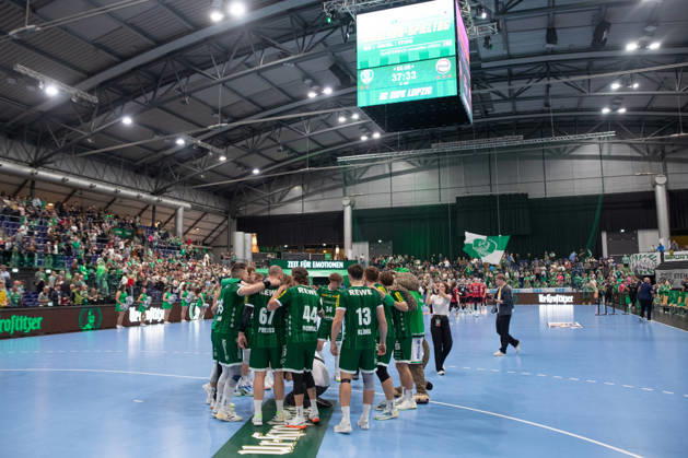 Handball, HBL2: SC DHfK Leipzig vs. ASV Hamm Westfalen, October 16, 2026. The SC DHfK Leipzig team celebrates their 37–33 home victory in a group hug. Handball, 2nd Bundesliga, 2026–2027 season, Matchday 8: SC DHfK Leipzig vs. ASV Hamm Westfalen on October 16, 2026, at the Quarterback Immobilien Arena Leipzig Copyright: xBEAUTIFULxSPORTS JanxKaeferx