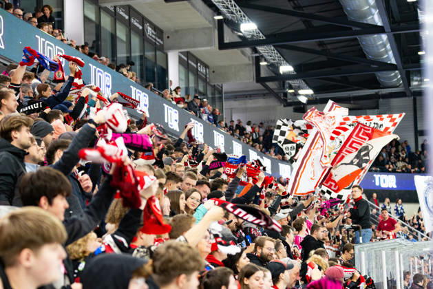 DEL2 Matchday 9 ice hockey game between EV Landshut and the Ravensburg Towerstars on October 16, 2026, at the VR Bank Landshut Arena in Landshut, Germany. EV Landshut fans celebrate a goal during the DEL2 Matchday 9 ice hockey game between EV Landshut and the Ravensburg Towerstars on October 16, 2026, at the VR Bank Landshut Arena in Landshut, Germany. Copyright: xBEAUTIFULxSPORTS Bosnjakovicx