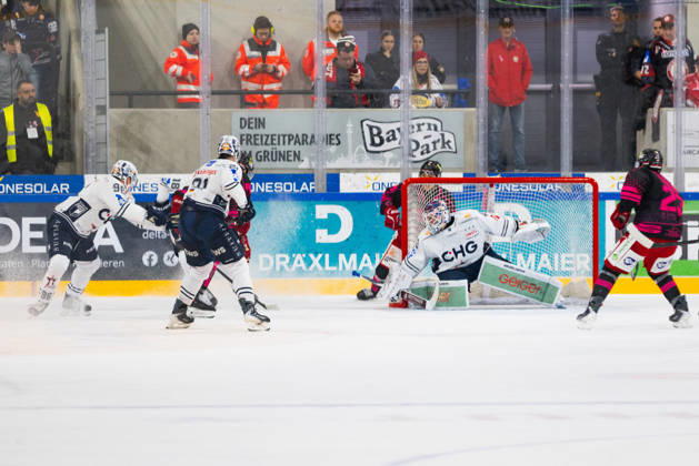 DEL2 Matchday 9 ice hockey game between EV Landshut and the Ravensburg Towerstars on October 16, 2026, at the VR Bank Landshut Arena in Landshut, Germany: An EV Landshut scoring chance during the DEL2 Matchday 9 ice hockey game between EV Landshut and the Ravensburg Towerstars on October 16, 2026, at the VR Bank Landshut Arena in Landshut, Germany Copyright: xBEAUTIFULxSPORTS Bosnjakovicx