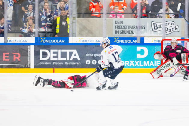 DEL2 Matchday 9 ice hockey game between EV Landshut and the Ravensburg Towerstars on October 16, 2026, at the VR Bank Landshut Arena in Landshut, Germany: Trevor Gooch of EV Landshut (72 blocks) and Matt Fonteyne of the Ravensburg Towerstars (17 shots) seen during the DEL2 Matchday 9 ice hockey game between EV Landshut and the Ravensburg Towerstars on October 16, 2026, at the VR Bank Landshut Arena in Landshut, Germany Copyright: xBEAUTIFULxSPORTS Bosnjakovicx