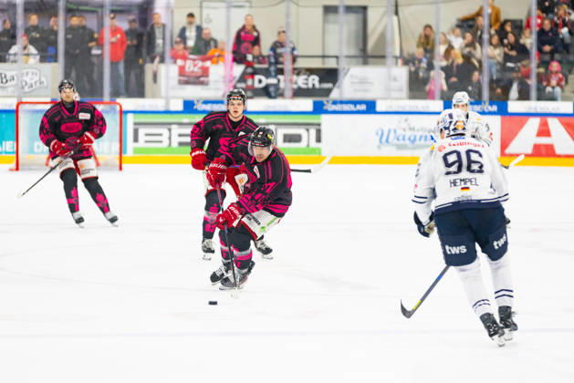 DEL2 Matchday 9 ice hockey game between EV Landshut and the Ravensburg Towerstars on October 16, 2026, at the VR Bank Landshut Arena in Landshut, Germany: Jakob Mayenschein (EV Landshut, No. 41) and Niclas Hempel (Ravensburg Towerstars, No. 96) seen during the DEL2 Matchday 9 ice hockey game between EV Landshut and the Ravensburg Towerstars on October 16, 2026, at the VR Bank Landshut Arena in Landshut, Germany Copyright: xBEAUTIFULxSPORTS Bosnjakovicx