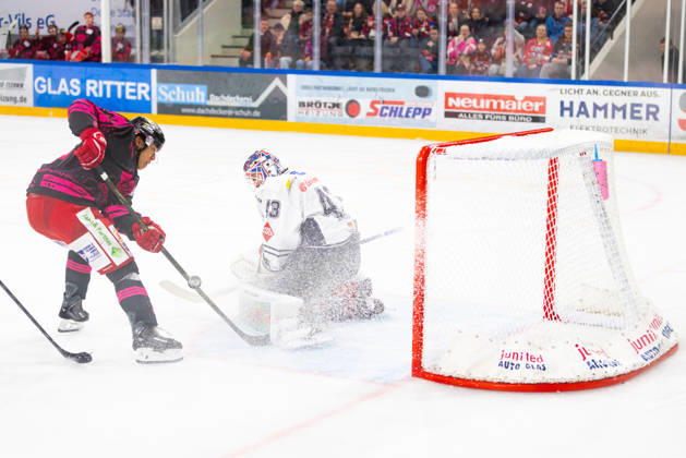 DEL2 Matchday 9 ice hockey game between EV Landshut and the Ravensburg Towerstars on October 16, 2026, at the VR Bank Landshut Arena in Landshut, Germany: A scoring chance by EV Landshut, saved by Ilya Sharipov of the Ravensburg Towerstars (43), during the DEL2 Matchday 9 ice hockey game between EV Landshut and the Ravensburg Towerstars on October 16, 2026, at the VR Bank Landshut Arena in Landshut, Germany Copyright: xBEAUTIFULxSPORTS Bosnjakovicx