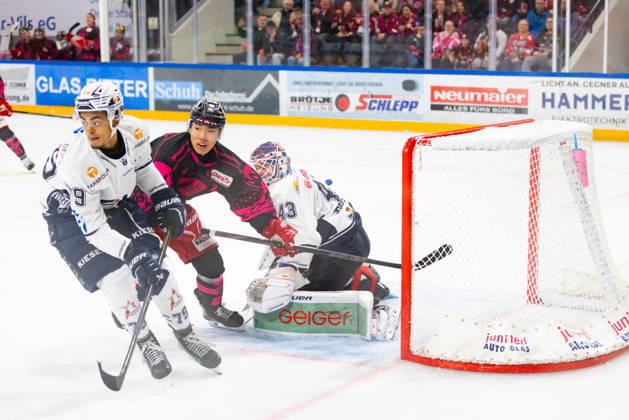 DEL2 Matchday 9 ice hockey game between EV Landshut and the Ravensburg Towerstars on October 16, 2026, at the VR Bank Landshut Arena in Landshut, Germany. Ryan Odude (Ravensburg Towerstars, 79), Ilya Sharipov of the Ravensburg Towerstars (No. 43) and Seonwoo Park of EV Landshut (No. 96) seen in action during the DEL2 Matchday 9 ice hockey game between EV Landshut and the Ravensburg Towerstars on October 16, 2026, at the VR Bank Landshut Arena in Landshut, Germany Copyright: xBEAUTIFULxSPORTS Bosnjakovicx