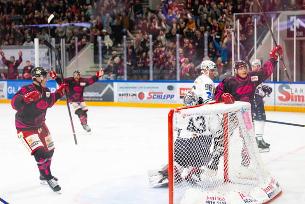DEL2 Matchday 9 ice hockey game between EV Landshut and the Ravensburg Towerstars on October 16, 2026, at the VR Bank Landshut Arena in Landshut, Germany. EV Landshut celebrates a goal during the DEL2 Matchday 9 ice hockey game between EV Landshut and the Ravensburg Towerstars on October 16, 2026, at the VR Bank Landshut Arena in Landshut, Germany. Copyright: xBEAUTIFULxSPORTS Bosnjakovicx