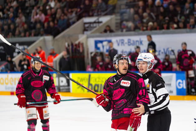 DEL2 Matchday 9 ice hockey game between EV Landshut and the Ravensburg Towerstars on October 16, 2026, at the VR Bank Landshut Arena in Landshut, Germany: Jakob Mayenschein of EV Landshut (No. 41) was ejected after a fight that occurred during the DEL2 Matchday 9 ice hockey game between EV Landshut and the Ravensburg Towerstars on October 16, 2026, at the VR Bank Landshut Arena in Landshut, Germany Copyright: xBEAUTIFULxSPORTS Bosnjakovicx