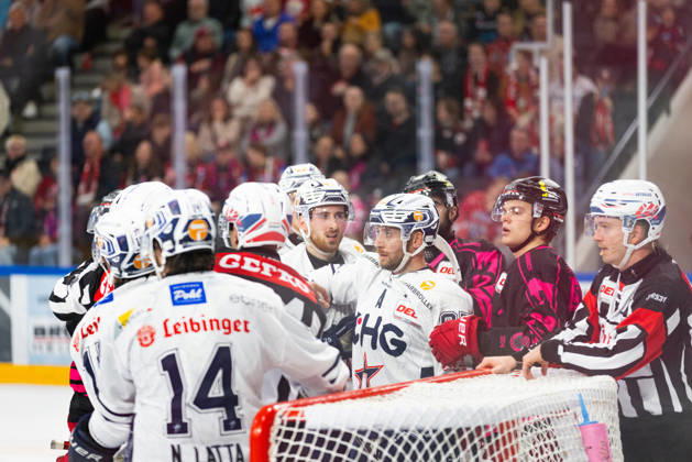 DEL2 Matchday 9 ice hockey game between EV Landshut and the Ravensburg Towerstars on October 16, 2026, at the VR Bank Landshut Arena in Landshut, Germany A fight between players from EV Landshut and the Ravensburg Towerstars during the DEL2 Matchday 9 ice hockey game between EV Landshut and the Ravensburg Towerstars on October 16, 2026, at the VR Bank Landshut Arena in Landshut, Germany Copyright: xBEAUTIFULxSPORTS Bosnjakovicx