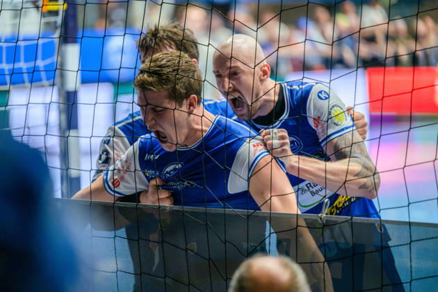 Vukasin Antonijevic (ThSV Eisenach, 41) earns a 7-meter throw; Dominik Solak (ThSV Eisenach, 30) and Tillman Leu (ThSV Eisenach, 99) celebrate. GER, ThSV Eisenach vs. VfL Gummersbach, 1 Opel Handball Bundesliga, Handball, Matchday 9, 2026–2027 season, 8:00 p.m., October 16, 2026, GER, ThSV Eisenach vs. VfL Gummersbach, 1st Opel Handball Bundesliga, Handball, Matchday 9, 2026–2027 season, 8:00 p.m., October 16, 2026, Eisenach Copyright: xMartinxHerbstx