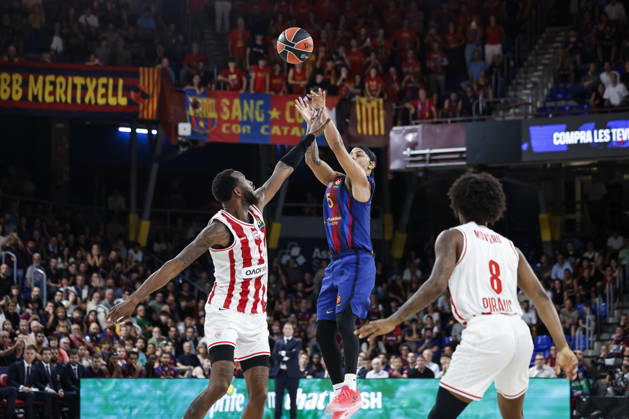October 16, 2026, Barcelona, Barcelona, Spain: Juntin Robinson of FC Barcelona, Barca and Donta Hall of Olympiacos Piraeus in action during the EuroLeague Regular Season Round 6 match played between FC Barcelona and Olympiacos Piraeus at Palau Blaugrana on October 16, 2026 in Barcelona, Spain. Barcelona Spain - ZUMAa181 20261016_zaa_a181_213 Copyright: xJavierxBorregox
