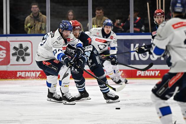 From left to right: Riley Barber (ERC Ingolstadt, 37), Eric Martinsson (Schwenninger Wild Wings, 46). Schwenninger Wild Wings vs. ERC Ingolstadt, DEL, Regular Season, Matchday 8, 2026–2027 Season, October 16, 2026: Schwenninger Wild Wings vs. ERC Ingolstadt, DEL, Regular Season, Matchday 8, 2026–2027 Season, October 16, 2026, Schwenningen Copyright: xEibner-Pressefoto SvenxLaeglerx EP_SVL