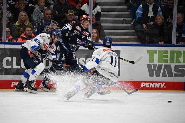 From left to right: Peter Abbandonato (ERC Ingolstadt 98), Hakon Haenelt (Schwenninger Wild Wings 19), Kenny Agostino (ERC Ingolstadt 11). Schwenninger Wild Wings vs. ERC Ingolstadt, DEL, Regular Season, Matchday 8, 2026–2027 Season, October 16, 2026: Schwenninger Wild Wings vs. ERC Ingolstadt, DEL, Regular Season, Matchday 8, 2026–2027 Season, October 16, 2026, Schwenningen Copyright: xEibner-Pressefoto SvenxLaeglerx EP_SVL