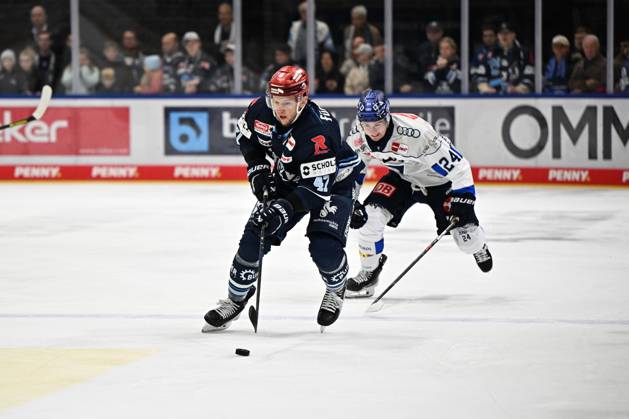 From left to right: Alexander Karachun, Schwenninger Wild Wings 47; Paul Vinzens, ERC Ingolstadt 24; Schwenninger Wild Wings vs. ERC Ingolstadt, DEL, Regular Season, Matchday 8, 2026–2027 Season, October 16, 2026 Schwenninger Wild Wings vs. ERC Ingolstadt, DEL, Regular Season, Matchday 8, 2026–2027 Season, October 16, 2026 Schwenningen Copyright: xEibner-Pressefoto SvenxLaeglerx EP_SVL