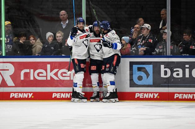 Celebration, from left to right: Kenny Agostino (ERC Ingolstadt 11), Riley Sheen (ERC Ingolstadt 91), Riley Barber (ERC Ingolstadt 37). Schwenninger Wild Wings vs. ERC Ingolstadt, DEL, Regular Season, Matchday 8, 2026–2027 Season, October 16, 2026: Schwenninger Wild Wings vs. ERC Ingolstadt, DEL, Regular Season, Matchday 8, 2026–2027 Season, October 16, 2026, Schwenningen Copyright: xEibner-Pressefoto SvenxLaeglerx EP_SVL