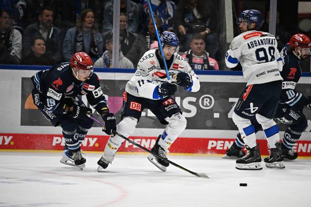 From left to right: Hakon Haenelt (Schwenninger Wild Wings 19), Kenny Agostino (ERC Ingolstadt 11). Schwenninger Wild Wings vs. ERC Ingolstadt, DEL, Regular Season, Matchday 8, 2026–2027 Season, October 16, 2026 Schwenninger Wild Wings vs. ERC Ingolstadt, DEL, Regular Season, Matchday 8, 2026–2027 Season, October 16, 2026 Schwenningen Copyright: xEibner-Pressefoto SvenxLaeglerx EP_SVL