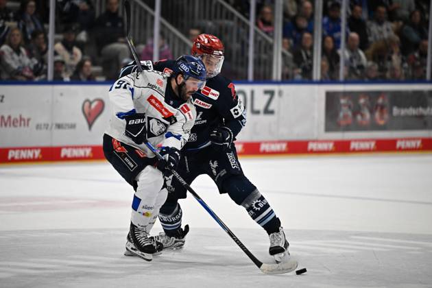 From left to right: Riley Sheen, ERC Ingolstadt; Riley Sheen, ERC Ingolstadt; 91 Sebastian Uvira, Schwenninger Wild Wings; 93 Schwenninger Wild Wings vs. ERC Ingolstadt, DEL, Regular Season, Matchday 8, 2026–2027 Season, October 16, 2026: Schwenninger Wild Wings vs. ERC Ingolstadt, DEL, Regular Season, Matchday 8, 2026–2027 Season, October 16, 2026, Schwenningen Copyright: xEibner-Pressefoto SvenxLaeglerx EP_SVL