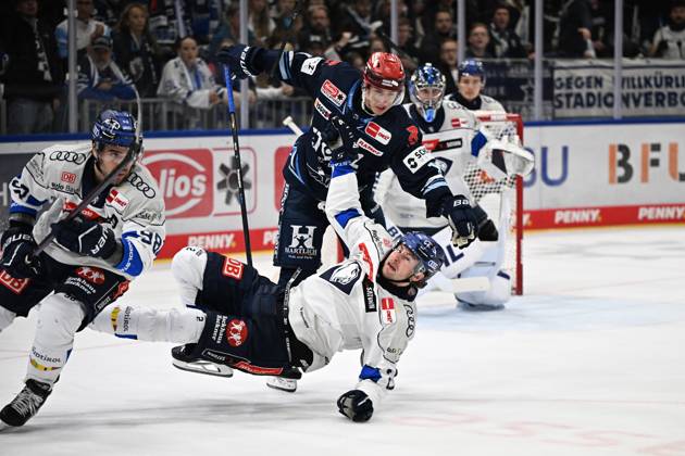 From left to right: Curtis Valk, Schwenninger Wild Wings 14; Sam Ruopp, ERC Ingolstadt 2. Schwenninger Wild Wings vs. ERC Ingolstadt, DEL, Regular Season, Matchday 8, 2026–2027 Season, October 16, 2026: Schwenninger Wild Wings vs. ERC Ingolstadt, DEL, Regular Season, Matchday 8, 2026–2027 Season, October 16, 2026, Schwenningen Copyright: xEibner-Pressefoto SvenxLaeglerx EP_SVL