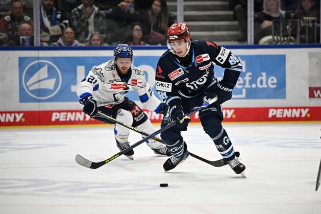 From left to right: Nicolas Appendino (ERC Ingolstadt 21), Kyle Platzer (Schwenninger Wild Wings 88). Schwenninger Wild Wings vs. ERC Ingolstadt, DEL, Regular Season, Matchday 8, 2026–2027 Season, October 16, 2026 Schwenninger Wild Wings vs. ERC Ingolstadt, DEL, Regular Season, Matchday 8, 2026–2027 Season, October 16, 2026 Schwenningen Copyright: xEibner-Pressefoto SvenxLaeglerx EP_SVL