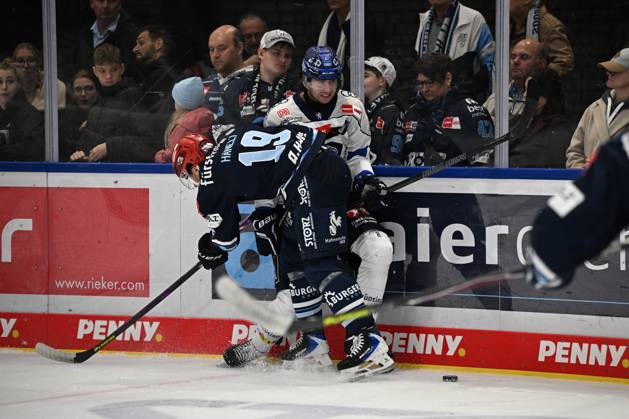 From left to right: Hakon Haenelt, Schwenninger Wild Wings 19; Sam Ruopp, ERC Ingolstadt 2. Schwenninger Wild Wings vs. ERC Ingolstadt, DEL, Regular Season, Matchday 8, 2026–2027 Season, October 16, 2026 Schwenninger Wild Wings vs. ERC Ingolstadt, DEL, Regular Season, Matchday 8, 2026–2027 Season, October 16, 2026 Schwenningen Copyright: xEibner-Pressefoto SvenxLaeglerx EP_SVL
