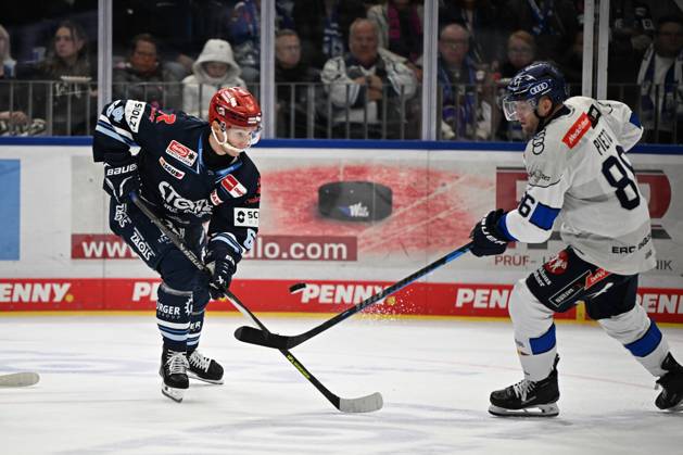 From left to right: Boaz Bassen, Schwenninger Wild Wings 64; Daniel Pietta, ERC Ingolstadt 86; Schwenninger Wild Wings vs. ERC Ingolstadt, DEL, Regular Season, Matchday 8, 2026–2027 Season, October 16, 2026 Schwenninger Wild Wings vs. ERC Ingolstadt, DEL, Regular Season, Matchday 8, 2026–2027 Season, October 16, 2026 Schwenningen Copyright: xEibner-Pressefoto SvenxLaeglerx EP_SVL