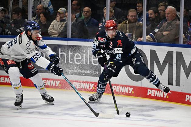 From left to right: Edwin Tropmann (ERC Ingolstadt, 55), Hakon Haenelt (Schwenninger Wild Wings, 19). Schwenninger Wild Wings vs. ERC Ingolstadt, DEL, Regular Season, Matchday 8, 2026–2027 Season, October 16, 2026 Schwenninger Wild Wings vs. ERC Ingolstadt, DEL, Regular Season, Matchday 8, 2026–2027 Season, October 16, 2026 Schwenningen Copyright: xEibner-Pressefoto SvenxLaeglerx EP_SVL