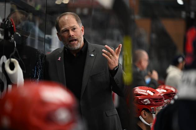 Steve Walker, Head Coach of the Schwenninger Wild Wings, is disappointed and frustrated; Schwenninger Wild Wings vs. ERC Ingolstadt, DEL, Regular Season, Matchday 8, 2026–2027 Season, October 16, 2026: Schwenninger Wild Wings vs. ERC Ingolstadt, DEL, Regular Season, Matchday 8, 2026–2027 Season, October 16, 2026, Schwenningen Copyright: xEibner-Pressefoto SvenxLaeglerx EP_SVL