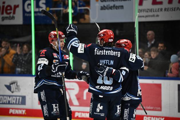 Celebration, from left to right: Alexander Karachun, Schwenninger Wild Wings 47; Mirko Hoefflin, Schwenninger Wild Wings 10; Austin Ortega, Schwenninger Wild Wings 8; Schwenninger Wild Wings vs. ERC Ingolstadt, DEL, regular season, Matchday 8, 2026–2027 season, 20261016 Schwenninger Wild Wings vs. ERC Ingolstadt, DEL, regular season, Matchday 8, 2026–2027 season, October 16, 2026, Schwenningen Copyright: xEibner-Pressefoto SvenxLaeglerx EP_SVL