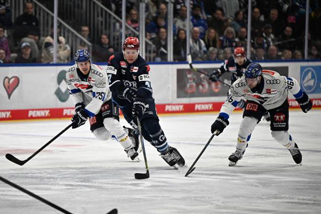 From left to right: Alex Breton (ERC Ingolstadt, 75), Alexander Karachun (Schwenninger Wild Wings, 47), Daniel Pietta (ERC Ingolstadt, 86). Schwenninger Wild Wings vs. ERC Ingolstadt, DEL, Regular Season, Matchday 8, 2026–2027 Season, October 16, 2026: Schwenninger Wild Wings vs. ERC Ingolstadt, DEL, Regular Season, Matchday 8, 2026–2027 Season, October 16, 2026, Schwenningen Copyright: xEibner-Pressefoto SvenxLaeglerx EP_SVL