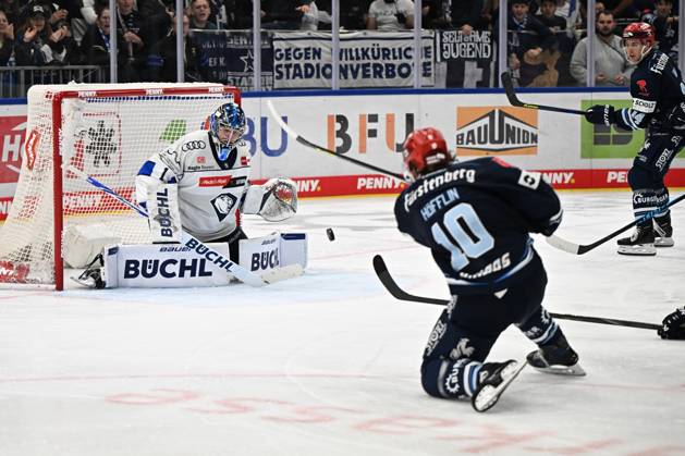 From left to right: Jonas Stettmer (ERC Ingolstadt 1), Mirko Hoefflin (Schwenninger Wild Wings 10). Schwenninger Wild Wings vs. ERC Ingolstadt, DEL, Regular Season, Matchday 8, 2026–2027 Season, October 16, 2026 Schwenninger Wild Wings vs. ERC Ingolstadt, DEL, Regular Season, Matchday 8, 2026–2027 Season, October 16, 2026 Schwenningen Copyright: xEibner-Pressefoto SvenxLaeglerx EP_SVL