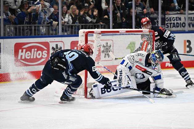 From left to right: Mirko Hoefflin (Schwenninger Wild Wings) 10, Jonas Stettmer (ERC Ingolstadt) 1 blocks a shot. Schwenninger Wild Wings vs. ERC Ingolstadt, DEL, Regular Season, Matchday 8, 2026–2027 season, October 16, 2026: Schwenninger Wild Wings vs. ERC Ingolstadt, DEL, Regular Season, Matchday 8, 2026–2027 Season, October 16, 2026, Schwenningen Copyright: xEibner-Pressefoto SvenxLaeglerx EP_SVL