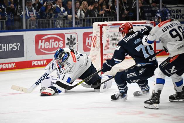 From left to right: Jonas Stettmer (ERC Ingolstadt 1), Niklas Huebner (Schwenninger Wild Wings 72), Peter Abbandonato (ERC Ingolstadt 98). Schwenninger Wild Wings vs. ERC Ingolstadt, DEL, Regular Season, Matchday 8, 2026–2027 Season, October 16, 2026: Schwenninger Wild Wings vs. ERC Ingolstadt, DEL, Regular Season, Matchday 8, 2026–2027 Season, October 16, 2026, Schwenningen Copyright: xEibner-Pressefoto SvenxLaeglerx EP_SVL