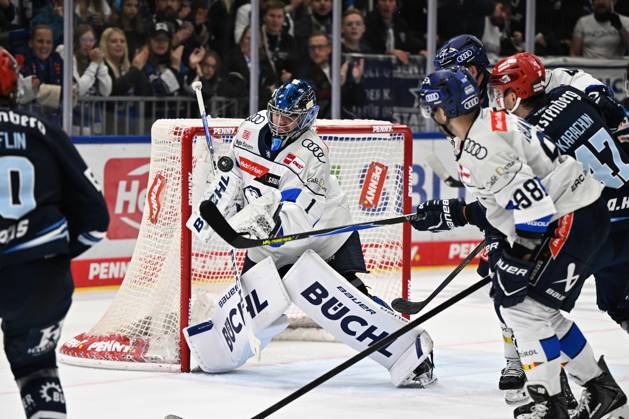 Jonas Stettmer of ERC Ingolstadt 1 stops a shot by the Schwenninger Wild Wings against ERC Ingolstadt, DEL, Regular Season, Matchday 8, 2026–2027 Season, October 16, 2026: Schwenninger Wild Wings vs. ERC Ingolstadt, DEL, Regular Season, Matchday 8, 2026–2027 Season, October 16, 2026, Schwenningen Copyright: xEibner-Pressefoto SvenxLaeglerx EP_SVL