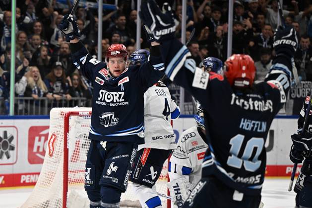 Celebration, from left to right: Alexander Karachun, Schwenninger Wild Wings 47; Mirko Hoefflin, Schwenninger Wild Wings 10; Schwenninger Wild Wings vs. ERC Ingolstadt, DEL, Regular Season, Matchday 8, 2026–2027 Season, October 16, 2026: Schwenninger Wild Wings vs. ERC Ingolstadt, DEL, Regular Season, Matchday 8, 2026–2027 Season, October 16, 2026, Schwenningen Copyright: xEibner-Pressefoto SvenxLaeglerx EP_SVL