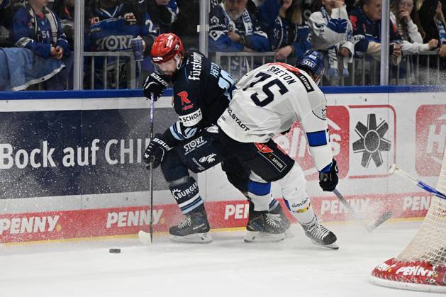 From left to right: Mirko Hoefflin, Schwenninger Wild Wings 10; Alex Breton, ERC Ingolstadt 75; Schwenninger Wild Wings vs. ERC Ingolstadt, DEL, Regular Season, Matchday 8, 2026–2027 Season, October 16, 2026: Schwenninger Wild Wings vs. ERC Ingolstadt, DEL, Regular Season, Matchday 8, 2026–2027 Season, October 16, 2026, Schwenningen Copyright: xEibner-Pressefoto SvenxLaeglerx EP_SVL