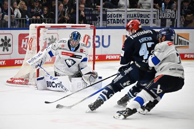 From left to right: Jonas Stettmer (ERC Ingolstadt 1), Alexander Karachun (Schwenninger Wild Wings 47). Schwenninger Wild Wings vs. ERC Ingolstadt, DEL, Regular Season, Matchday 8, 2026–2027 Season, October 16, 2026 Schwenninger Wild Wings vs. ERC Ingolstadt, DEL, Regular Season, Matchday 8, 2026–2027 Season, October 16, 2026 Schwenningen Copyright: xEibner-Pressefoto SvenxLaeglerx EP_SVL