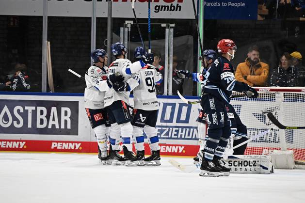 Celebration, from left to right: Myles Powell (ERC Ingolstadt 9), Riley Sheen (ERC Ingolstadt 91). Schwenninger Wild Wings vs. ERC Ingolstadt, DEL, Regular Season, Matchday 8, 2026–2027 Season, October 16, 2026: Schwenninger Wild Wings vs. ERC Ingolstadt, DEL, Regular Season, Matchday 8, 2026–2027 season, October 16, 2026, Schwenningen Copyright: xEibner-Pressefoto SvenxLaeglerx EP_SVL